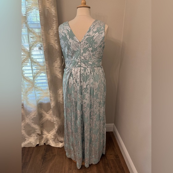 Plus Dress 🩵 - Picture 9 of 12